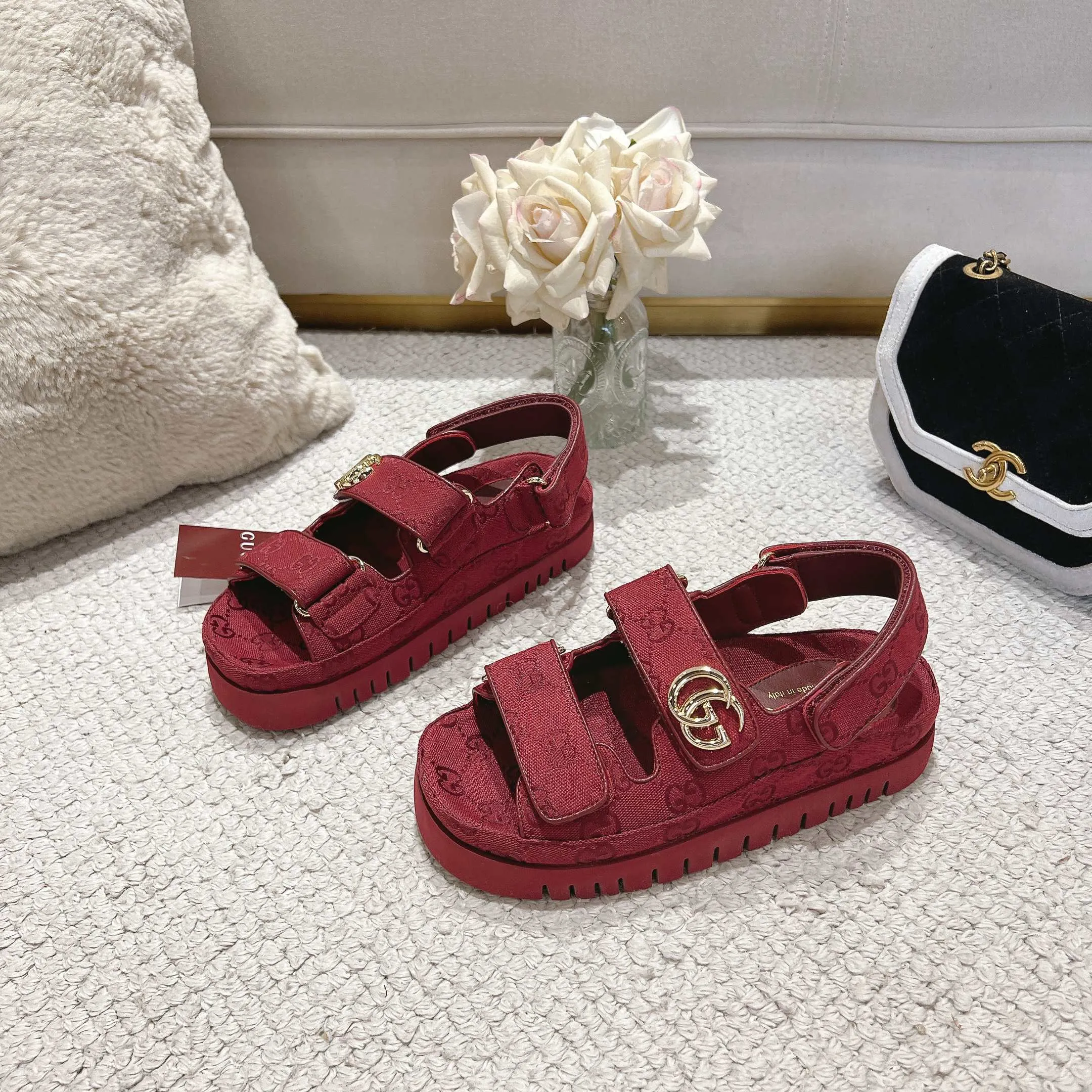 👟👟Ex-factory price 500👟👟Gucci’s modern design aesthetic explores the path of unique craftsmanship, cleverly integrating the brand’s classic elements with its beloved brand logo. The sandal is embellished with the beloved Double G hardware, adding a touch of understated branding to the design, complementing the versatility of the Velcro straps. Outsole: Wear-resistant and easy-to-bend sawtooth rubber foam sole! Ultra-light sole. Natural PU heightening insole. Size: Female 35-41#
